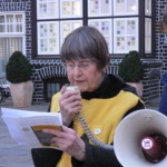 Claudia Burckhardt (LAgAtom) mit der Anzeige der IPPNW
